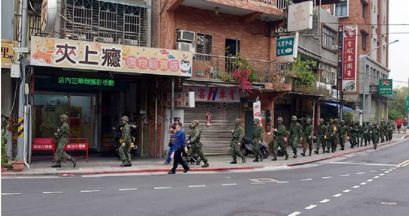 士林街頭出現大批軍人進行行軍訓練。（圖／翻攝自我是士林人、我是北投人、我是大同人【士林區、北投區、大同區】臉書）