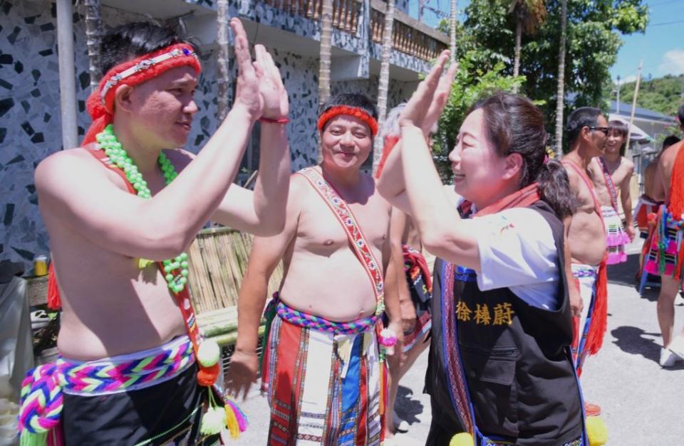 光復鄉Sado砂荖部落豐年祭，花蓮縣長徐榛蔚到場與族人同歡。(花蓮縣政府提供)