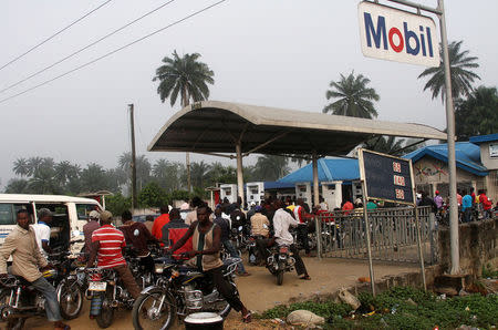Motorists queue to buy petrol at a fuel station in Ahaoda in Nigeria's oil state in the Delta region, December 6, 2012. REUTERS/Akintunde Akinleye/File Photo