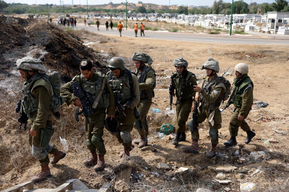 Israeli soldiers respond to an alert in Ashkelon (REUTERS)