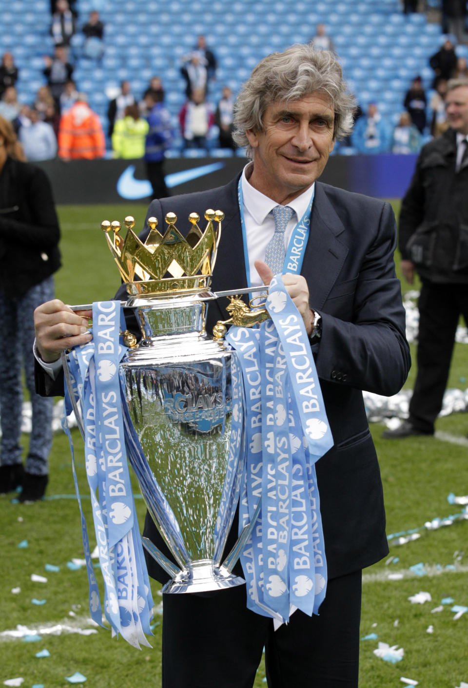 El chileno Manuel Pellegrini, técnico del Manchester City, posa para los fotógrafos con el trofeo de la liga Premier inglesa tras el último partido de la temporada contra el West Ham en el estadio Etihad, en Manchester, Inglaterra, el domingo 11 de mayo de 2014. El City se coronó el domingo campeón con una cómoda victoria 2-0 sobre el West Ham. (AP Foto/Jon Super)