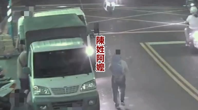 新北市一名陳姓阿嬤外出失聯，家屬焦急報警，警方靠著阿嬤背上的醒目鯊魚調閱監視器尋找。（圖／東森新聞）