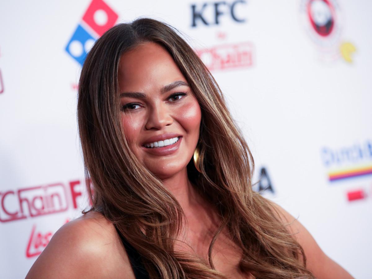 Chrissy Teigen Claps Back at Mom Shamers Coming After Her Christmas Craft