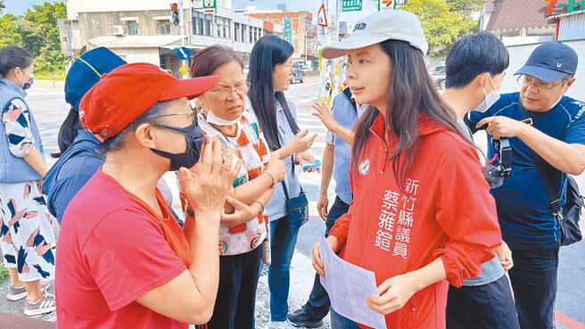 新竹縣竹北市高鐵特區有部分居民長期無自來水可用，縣議員蔡蕥鍹（右）協助向相關單位爭取，14日辦理會勘確認進度。（邱立雅攝）