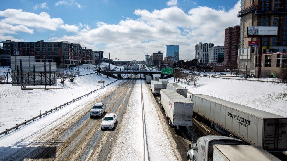 Drivers navigate snowy highway in Austin, Texas
