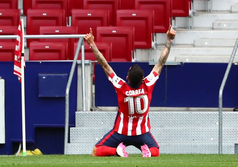 Angel Correa celebra tras anotar un gol en el partido entre Atletico Madrid y Huesca por La Liga