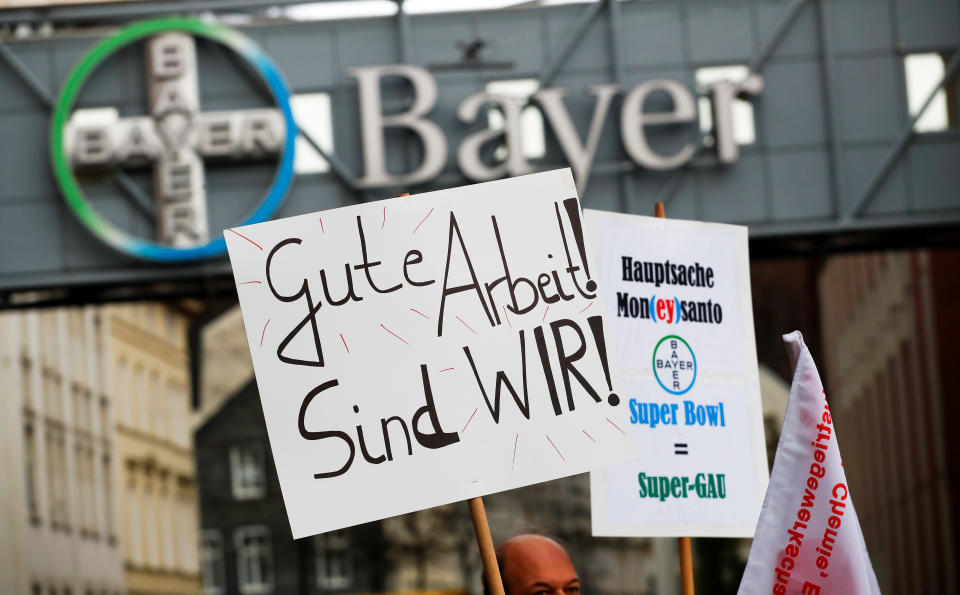 Employees of German drugmaker Bayer AG that bought U.S. seed company Monsanto protest against plans to sell several business divisions and chop some 12,000 jobs at a Bayer plant in the city of Wuppertal, western Germany. The placard reads “Good work! Are we!”. (Photo:REUTERS/Wolfgang Rattay)