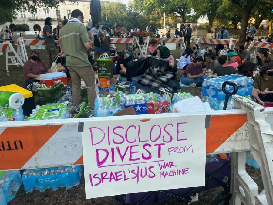 People showed back up on the UT campus lawn after law enforcement cleared the area during protests earlier in the day on Monday | Grace Reader/KXAN News