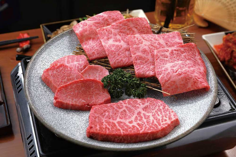 「日本和牛社長盛合」為綜合肉品組合，店家會依當日食材，提供1種鑽石級部位與4種稀有部位，圖為其中3種肉類。芯芯肉（中下）、羽下（右上）前腿肉（左）。（圖／于魯光攝）