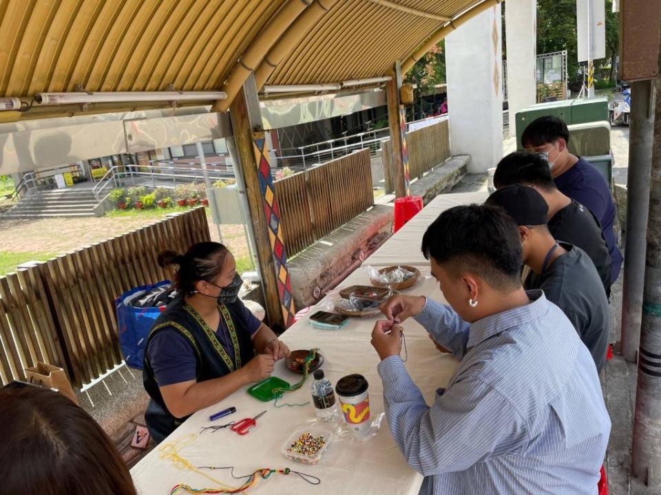 茂管處五月限定免費手作體驗，其琉璃珠項鍊、手環串珠ＤＩＹ深受民眾歡迎。（記者鄭伯勝翻攝）