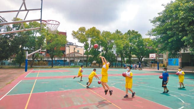 中小學1日開學，雲林縣北港鎮南陽國小落實防疫，學童打籃球，每人1顆球不用搶。（張朝欣攝）