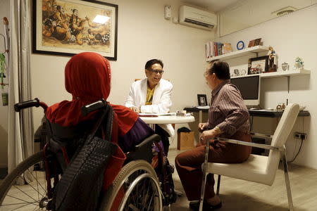 Doctor Sidartawan Soegondo (C) talks with patients with diabetes at his clinic in Jakarta, Indonesia, April 22, 2016. REUTERS/Beawiharta