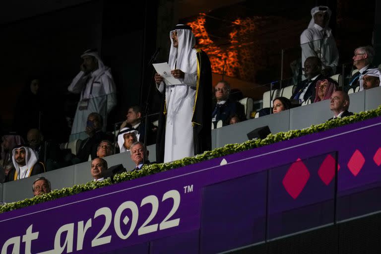 El jeque Tamim bin Hamad Al Thani habla durante la ceremonia de apertura de la Copa del Mundo, antes del partido entre Qatar y Ecuador en el estadio Al Bayt