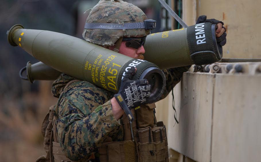 美軍報證實在「境外」培訓烏克蘭軍隊使用155mm榴彈砲。   圖：翻攝U.S. Marine Cor