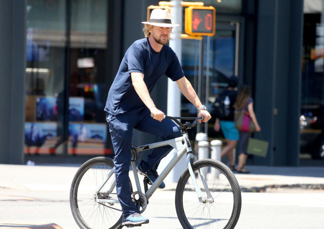 Goldie Hawn and Kate Hudson.  Bicycle girl, Urban cycling clothing, Cycling  outfit