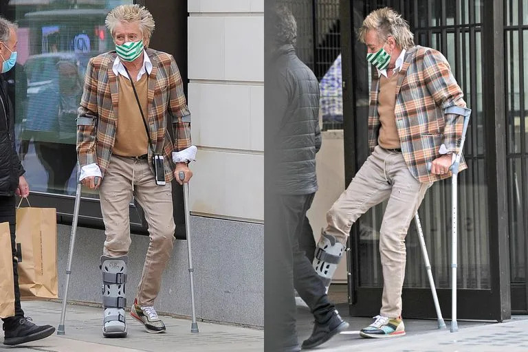Rod Stewart tras su operación de tobillo por Londres