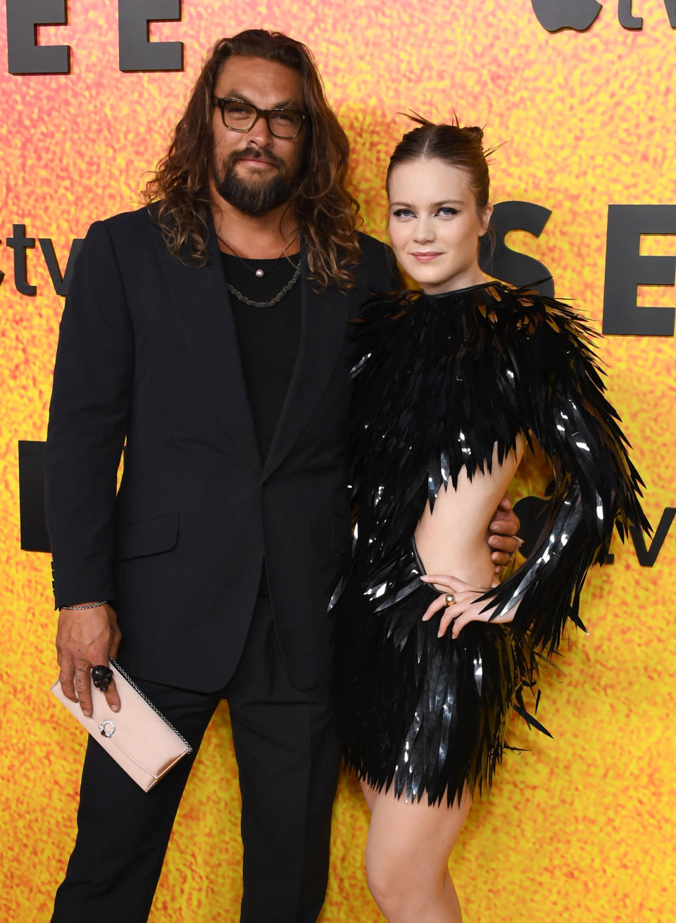 Eigentlich gehörte die Handtasche Serienpartnerin Hera Hilmnar. Sie passte aber zu Momoas Anzug fast so gut wie zu ihrem aufregenden Kleid (Foto: Getty Images)