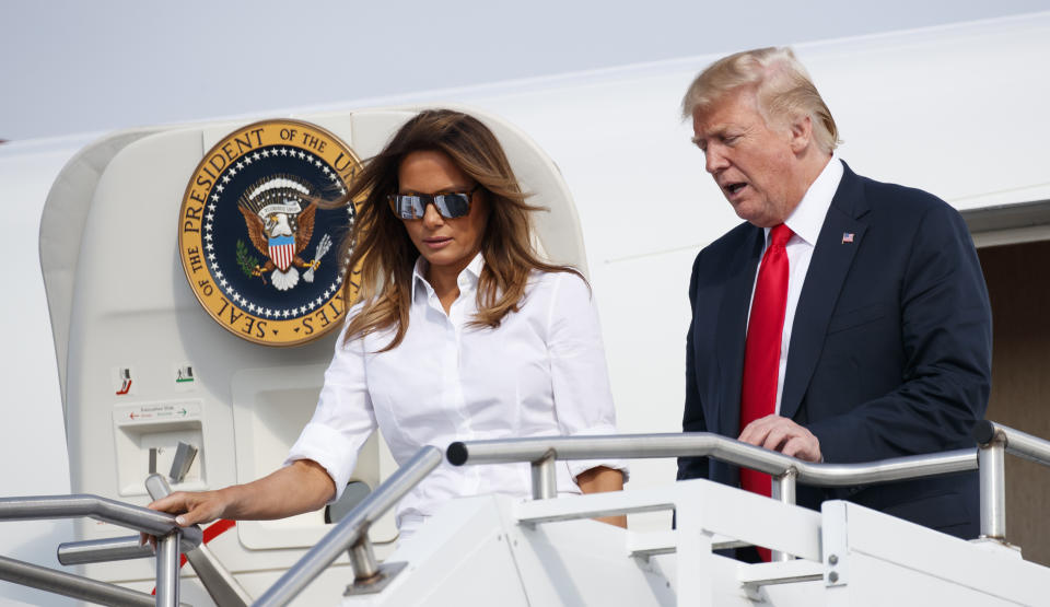 El presidente Donald Trump y su esposa Melania Trump descienden del Air Force One en el aeropuerto municipal Morristown en Nueva Jersey, el viernes 27 de julio de 2018. (AP Foto/Carolyn Kaster)