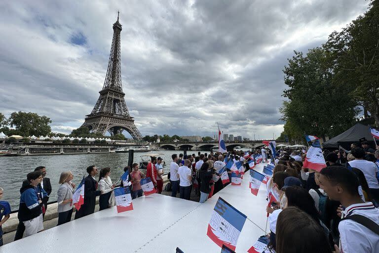 En julio pasado, la gira preolímpica por el Sena con la Torre Eiffel al fondo el 25 de julio de 2023 en París