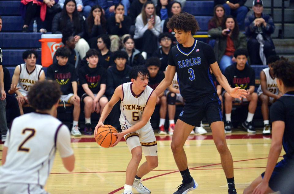 Oxnard's Marcos Ramirez looks to pass around Santa Margarita's Dallas Washington during the teams' CIF-SS Division 1 first-round game in Rancho Santa Margarita on Wednesday, Feb. 7, 2024. The Yellowjackets lost, 72-55.