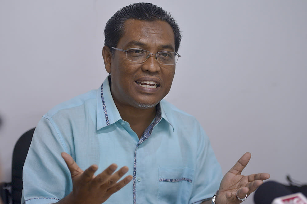 Kota Damansara assemblyman Shatiri Mansor addresses a press conference in Shah Alam in this file picture taken on November 9, 2018. — Picture by Mukhriz Hazim