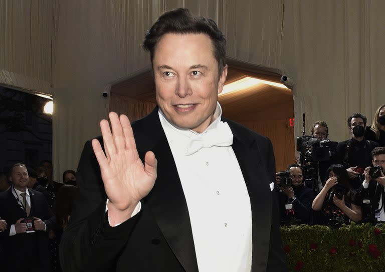 Elon Musk participa en la gala del Costume Institute del Museo Metropolitano de Arte de Nueva York, el 2 de mayo de 2022. (Foto por Evan Agostini/Invision/AP)