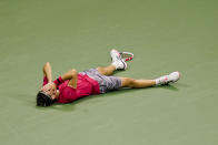 Dominic Thiem tirado en la pista tras vencer a Alexander Zverev en la final del Abierto de Estados Unidos, el domingo 13 de septiembre de 2020, en Nueva York. (AP Foto/Seth Wenig)