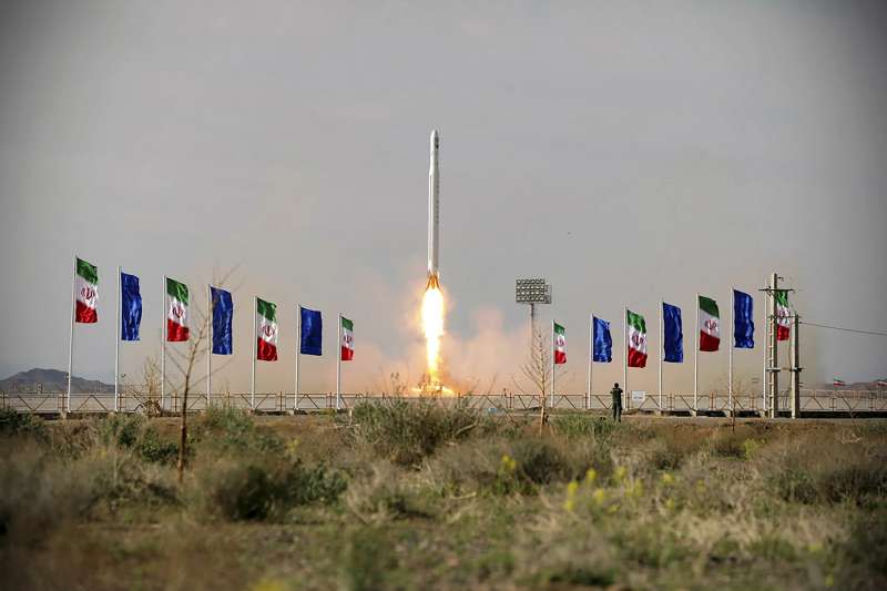 2020年4月22日，伊朗伊斯蘭革命衛隊（IRGC）成功發射該國第一枚軍事衛星