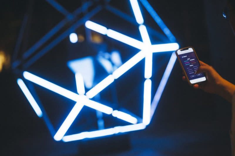 藝術家胡縉祥與BARZ合作的「光驅結構」互動光電雕塑。（松山文創園區提供）