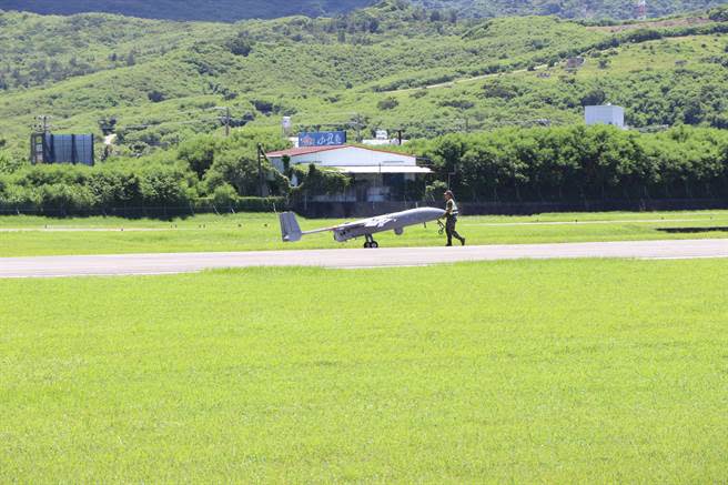 共軍包圍台海軍演第3天，「銳鳶無人機」從恆春機場起起飛偵蒐3小時。（謝佳潾攝）