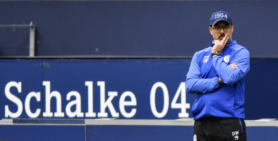 24.05.2020, Nordrhein-Westfalen, Gelsenkirchen: Fußball: Bundesliga, FC Schalke 04 - FC Augsburg, 27. Spieltag in der Veltnis Arena. Trainer David Wagner von Schalke steht an der Seitenlinie. Foto: Martin Meissner/AP-Pool/dpa - WICHTIGER HINWEIS: Gemäß den Vorgaben der DFL Deutsche Fußball Liga bzw. des DFB Deutscher Fußball-Bund ist es untersagt, in dem Stadion und/oder vom Spiel angefertigte Fotoaufnahmen in Form von Sequenzbildern und/oder videoähnlichen Fotostrecken zu verwerten bzw. verwerten zu lassen. +++ dpa-Bildfunk +++