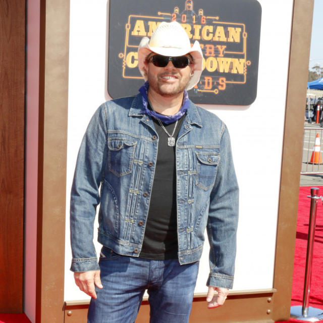 Toby Keith Makes Surprise Onstage Comeback After Cancer Treatment