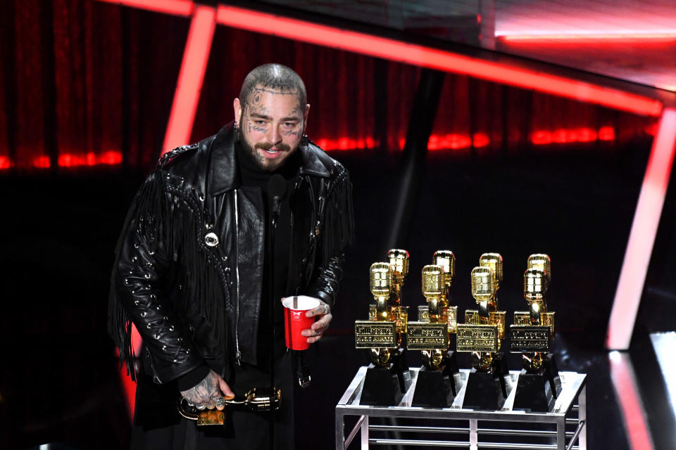 Rapper Post Malone wurde in 16 Kategorien nominiert und räumte insgesamt neun Awards ab. Coole Sache – genau wie sein Outfit: Statt Anzug entschied er sich für eine schwarze Lederjacke mit Nietenbesatz.