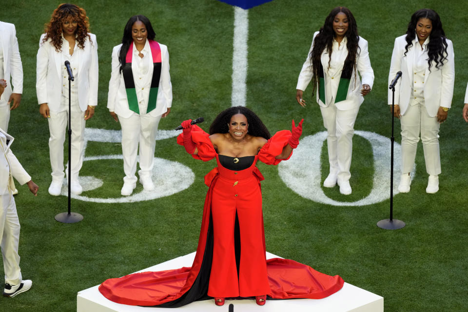 Sheryl Lee Ralph canta "Lift Every Voice", conocida como el himno estadounidense negro, antes del Super Bowl 57 de la NFL entre los Chiefs de Kansas City y los Eagles de Filadelfia, el domingo 12 de febrero de 2023, en Glendale, Arizona. (AP Photo/Charlie Riedel)