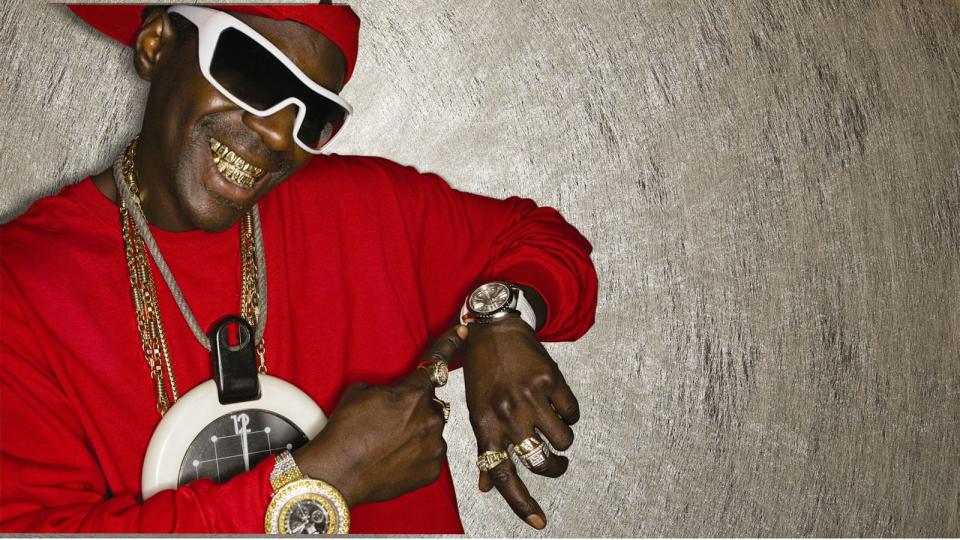 Noch ein Genie - auch ohne gemessenen IQ-Wert: Rapper Flavor Flav von den HipHop-Legenden Public Enemy kennen die meisten heute nur aus dem Reality-Fernsehen. Und seine mantraartig wiederholten Schreie: "Yeah boy" und "Flavor Flav". Der Musiker konnte aber bereits in der Schule 15 Instrumente spielen und Songs nur per Ohr nachspielen. (Bild: MTV)