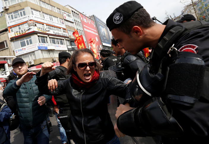 <p>Turkish riot police scuffle with a group of protesters as they attempted to defy a ban and march on Taksim Square to celebrate May Day in Istanbul, Turkey May 1, 2017. (Murad Sezer/Reuters) </p>
