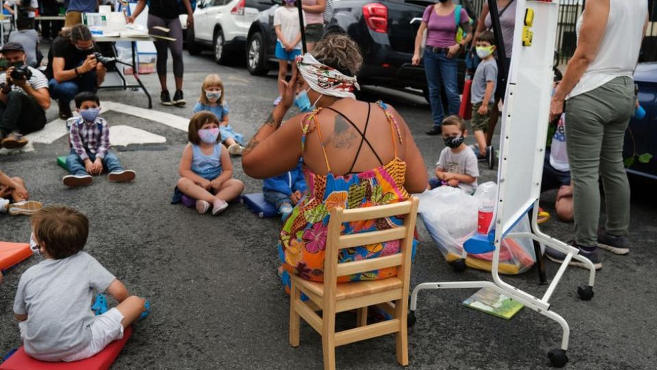 Una maestra en Nueva York dicta una clase al aire libre