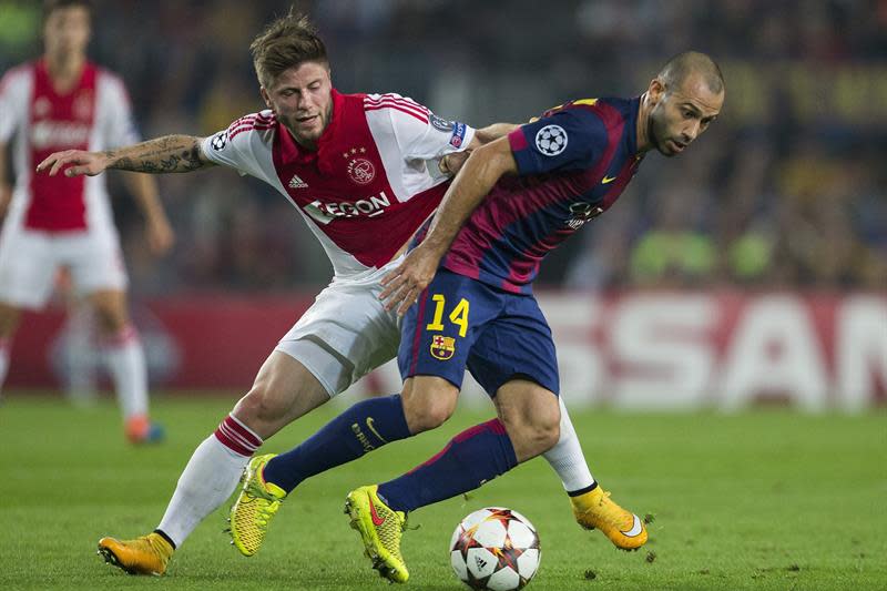 El centrocampista argentino del FC Barcelona Javier Mascherano (d) lucha un balón con el centrocampista danés del Ajax de Amsterdam Lasse Schöne (i), durante el partido correspondiente a la tercera jornada de la Liga de Campeones, disputado hoy en el Camp Nou de Barcelona. EFE/Alejandro García