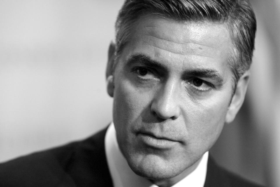 <ul><li><a href="https://www.esquire.com/es/moda-hombre/a29348117/george-clooney-traje-azul-marino/" rel="nofollow noopener" target="_blank" data-ylk="slk:George Clooney de día (con polo) y de noche (con traje azul marino): así viste el hombre" class="link ">George Clooney de día (con polo) y de noche (con traje azul marino): así viste el hombre</a></li><li><a href="https://www.esquire.com/es/moda-hombre/g39902983/henry-cavill-instagram-fotos-estilo/" rel="nofollow noopener" target="_blank" data-ylk="slk:Henry Cavill: las fotos que demuestran por qué es el hombre más atractivo del mundo" class="link ">Henry Cavill: las fotos que demuestran por qué es el hombre más atractivo del mundo</a></li><li><a href="https://www.esquire.com/es/moda-hombre/g29258298/paul-newman-estilo-fotos/" rel="nofollow noopener" target="_blank" data-ylk="slk:Paul Newman: 30 fotos que le convierten el actor con más estilo de todos los tiempos" class="link ">Paul Newman: 30 fotos que le convierten el actor con más estilo de todos los tiempos</a></li></ul><hr><p><strong>George Clooney</strong> (Lexington, Kentucky, 1961) ha firmado un pacto con el diablo. Lo sentimos, teníamos que tirar de tópico para sustentar esa teoría que justifica por qué por él no pasan los años. Quizá tengan que ver su particular sentido del humor y ese buen rollo que suele transmitir pero, en cualquier caso, a este actor y director amante de las bromas ligeras y pesadas nunca podrá decir que los 60 le han caído como una losa: continúa tan en plena forma como la de aquel <strong>Kevin Star</strong> de <em>Halcón Callejero, </em>una serie de televisión que comenzó a emitirse allá por 1985. Después llegaría <em>Emergencias</em> —ficción en la que Clooney participó durante cuatro años (de 1994 a 1998)— y gracias a su papel del doctor <strong>Doug Ross,</strong> la fama de galán contemporáneo del actor alcanzó unas cotas cuyos ecos aún se sienten hoy.</p><p>La razón por la que el actor ha logrado que su estilo trascienda e, incluso, sea capaz de sobrevivir a modas o tendencias pasajeras no es otra que su afán por vestir de manera minimalista. Y la inspiración por hacer suyo eso de que menos es más puede ser una reminiscencia de haber encarnado a Batman en <em>Batman y Robin</em> (1997). Porque sí, podríamos asegurar que Clooney es un caballero oscuro. Resulta complicado encontrar imágenes en las <a href="https://www.esquire.com/es/moda-hombre/a29348117/george-clooney-traje-azul-marino/" rel="nofollow noopener" target="_blank" data-ylk="slk:que el actor no aparezca vestido de traje." class="link ">que el actor no aparezca vestido de traje.</a> Suele decantarse por conjuntos que tiene al negro, al gris o al azul marino como grandes protagonistas. Y, en un 80% de las ocasiones, suele combinarlos con camisas oscuras o blancas. </p><p>Y si decide saltarse los estrictos protocolos de vestimenta, al protagonista de la saga <em>Oceans's Eleven,</em> nos gusta verlo con <a href="https://www.esquire.com/es/moda-hombre/a34818896/cazadora-cuero-chaqueta-piel-hombre-tipos/" rel="nofollow noopener" target="_blank" data-ylk="slk:cazadoras de cuero" class="link ">cazadoras de cuero</a> tipo <em>biker,</em> camisas de cuadros o polos para demostrarnos que los básicos más básicos construyen la imagen del hombre. Y Clooney, por mucho que quiera, siempre contará con el Oscar a la elegancia quedando muy por encima de algunos (otros) galanes contemporáneos. Encumbrarlo como un icono de estilo contemporáneo con un sello atemporal no es, en absoluto, complicado. Basta con que revises algunas de las imágenes que hemos seleccionado del actor en esta galería para descubrir que, de atreverse, <a href="https://www.esquire.com/es/cuidados-hombre/a34187984/george-clooney-barba-pelicula-netflix-cielo-medianoche/" rel="nofollow noopener" target="_blank" data-ylk="slk:solo lo hace con la barba." class="link ">solo lo hace con la barba. </a>Ni siquiera es capaz de hacerlo con <a href="https://www.esquire.com/es/actualidad/cine/a34817311/george-clooney-corte-de-pelo-aspiradora/" rel="nofollow noopener" target="_blank" data-ylk="slk:ese corte de pelo que, según él, hace con una aspiradora." class="link ">ese corte de pelo que, según él, hace con una aspiradora.</a> Hasta para eso es un clásico. </p>
