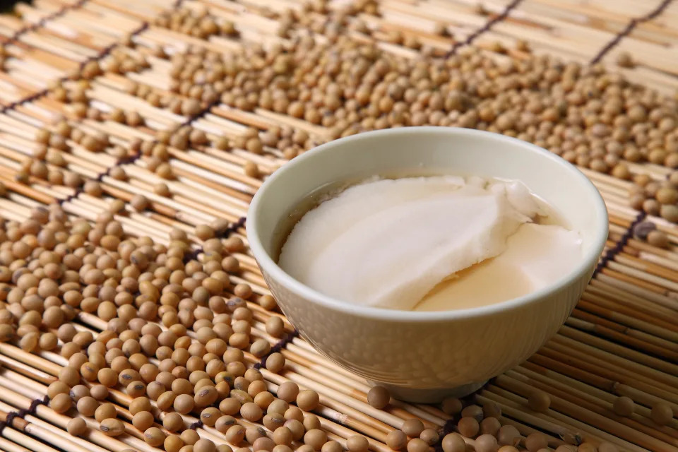 豆花可以搭配豆漿一起食用。（圖／Getty Images）