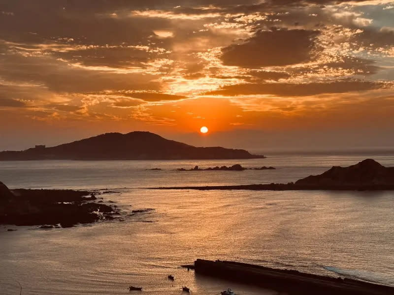 ▲連江縣莒光鄉夕陽最美，「海上看莒光」可以搭船賞景，體驗獨特海上觀光樂趣。（圖／莒光鄉公所提供）