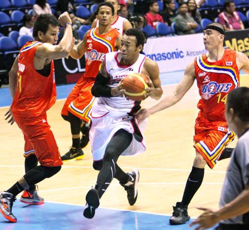 Calvin Abueva slices through the defense of Reynel Hugnatan and Macmac Cardona. (PBA Images)