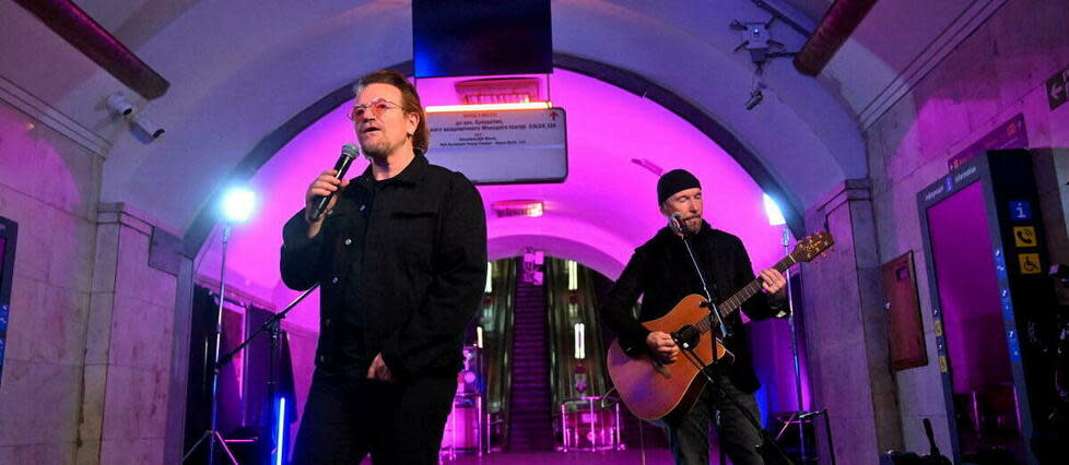 Bono, leader du groupe U2, et le guitariste David Howell Evans, dans une station de métro de Kiev, le 8 mai 2022.
 
