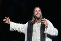 Wie Jesus Christus wirklich aussah, weiß freilich niemand. Dargestellt wird der Heiland dennoch zumeist eher bärtig - wie hier bei den Passionsspielen Oberammergau 2010. (Bild: Getty Images/Johannes Simon)