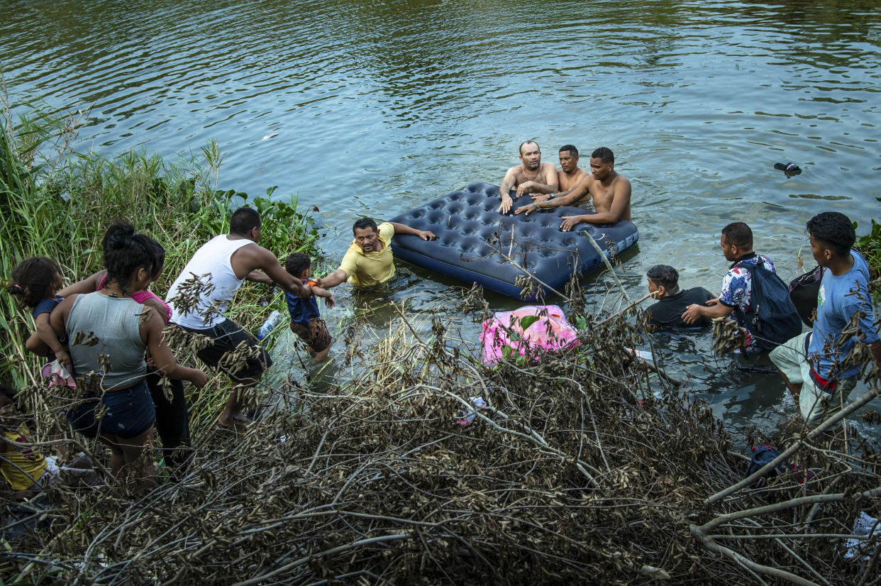 Migrantes en Matamoros, México, se preparan para cruzar el río Bravo para entregarse a agentes de la Patrulla Fronteriza de Estados Unidos en Brownsville, Texas, el 11 de mayo de 2023. (Meridith Kohut/The New York Times)