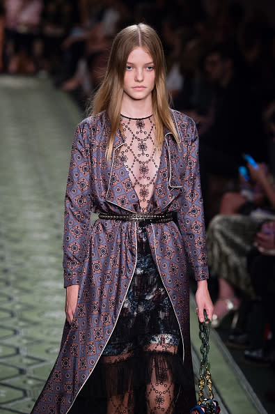 Der Mittelscheitel ist zurück! Bei Burberry liefen die Models in aufregenden Boho-Looks über den Laufsteg. Im Gegensatz zu den Entwürfen des Labels, war das Make-up auffällig zurückhaltend. Auch die Haare der Models fielen wunderbar natürlich und geradezu ein wenig hippie-esk. Foto: Jeff Spicer/Getty Images