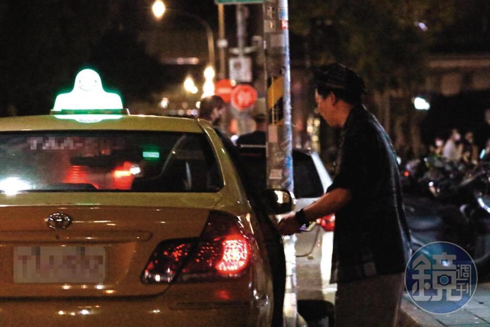 02:12，經過2小時狂歡，張立東孤單一人搭計程車回家。