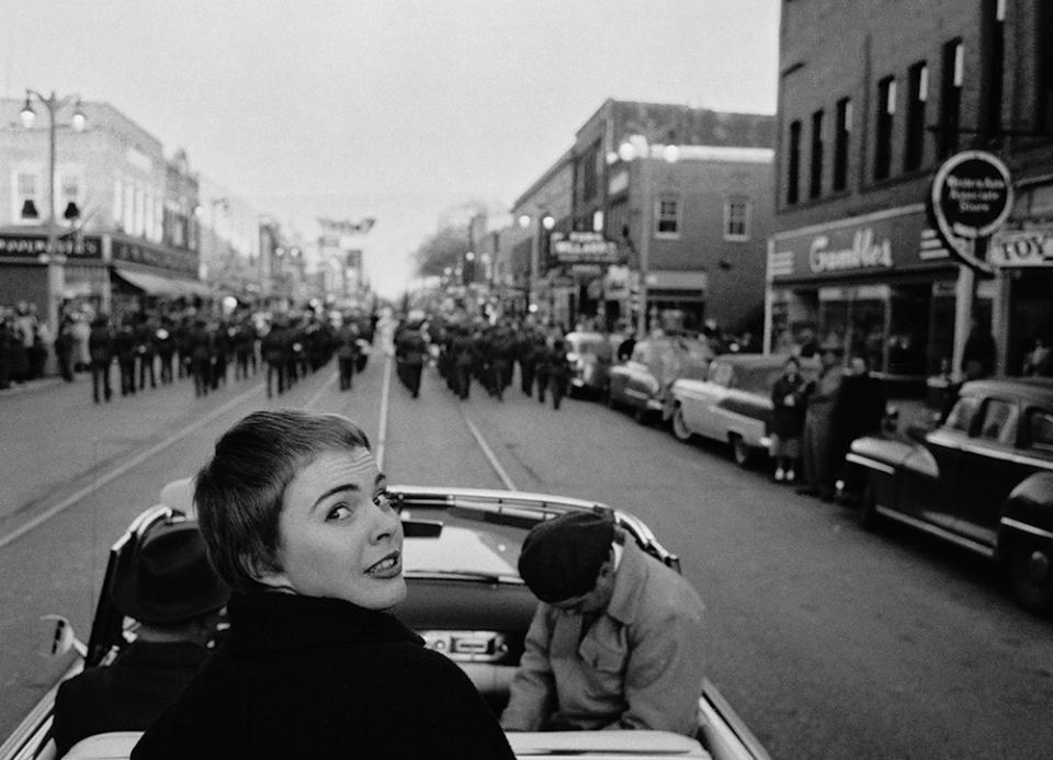 Only 18, Seberg received a celebratory parade upon her return to her hometown of Marshalltown, Iowa, in March 1957 — captured by Ed Feingersh. She’d just completed production on her debut film, Joan of Arc drama Saint Joan, a role she’d won after director Otto Preminger conducted a nationwide talent search with 18,000 applicants.