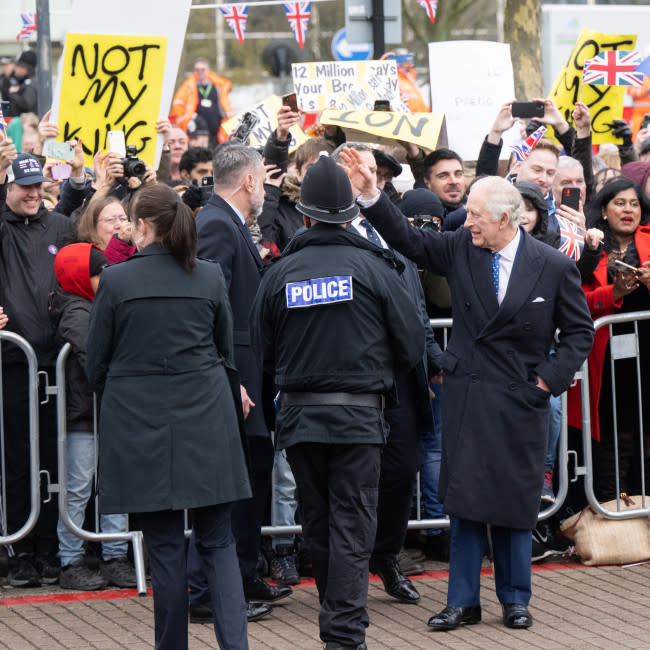 Carlos III frente a los manifestantes que se congregaron en Milton Keynes credit:Bang Showbiz