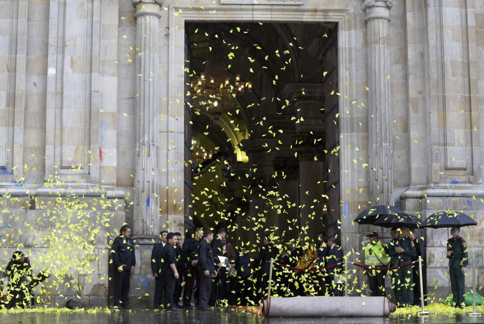 Mariposas amarillas de papel en la entrada de la Catedral de Bogotá, Colombia, durante una ceremonia en honor al fallecido premio Nobel colombiano Gabriel García Márquez el martes 22 de abril de 2014. Las mariposas amarillas son una referencia a su obra cumbre “Cien años de soledad” en la que estos insectos acompañan al personaje Mauricio Babilonia durante su romance. García Márquez, quien murió en la Ciudad de México el 17 de abril, es considerado uno de los más grandes escritores de la lengua española de todos los tiempos. (Foto AP/Fernando Vergara)